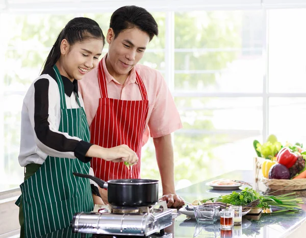 Asiático Feliz Bonito Namorado Amigável Bela Namorada Qualificada Amantes Casal — Fotografia de Stock
