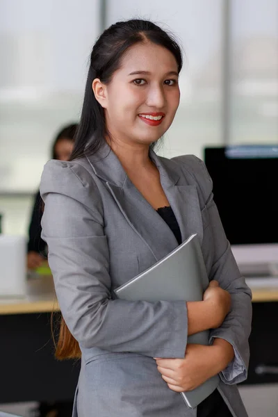 Porträt Einer Jungen Asiatischen Geschäftsfrau Die Modernen Büro Aktenblätter Hält — Stockfoto