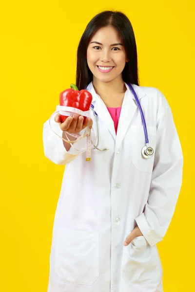 Steteskoplu Beyaz Önlük Giyen Gülümseyen Kucaklayan Vitamin Kapsülü Hapları Sunan — Stok fotoğraf