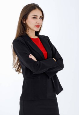 Siyah takım elbiseli, kendine güvenen, kollarını kavuşturmuş bir iş kadını portresi. Beyaz arka planda, fotokopi alanı ile izole edilmiş bir stüdyo resmi..