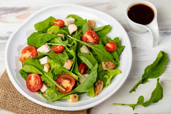 Salada Espinafre Fresca Com Tomate Pequenos Pedaços Ervas Assadas Frango — Fotografia de Stock