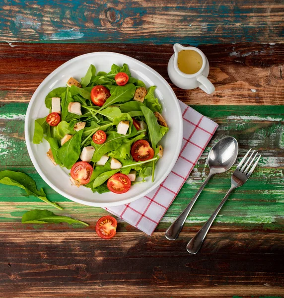 Ensalada Espinacas Frescas Saludables Con Tomate Pequeños Trozos Pollo Asado —  Fotos de Stock