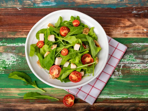 Salada Espinafre Saudável Fresca Com Tomate Pequenos Pedaços Frango Assado — Fotografia de Stock