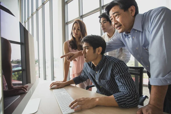 Portrait Asiatischer Fröhlicher Attraktiver Familienbetrieb Der Tagsüber Komfortablen Modernen Büro — Stockfoto