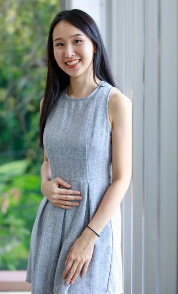 Asyalı Uzun Düz Saçlı Mavi Kısa Elbiseli Gülümseyen Kapalı Alanda — Stok fotoğraf