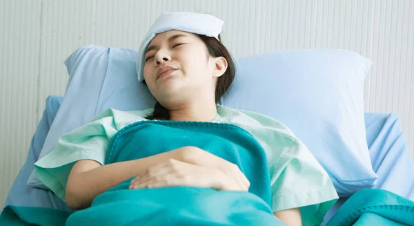 Asiático Jovem Doente Paciente Menina Usa Uniforme Hospital Verde Deitado — Fotografia de Stock