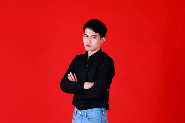 Азиатский Молодой Человек Умный Красивый Носить Черную Футболку Джин Стоя — стоковое фото