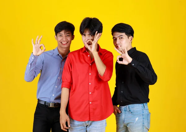 Portret Volwassenen Aziatische Mannen Zijn Team Doen Vingers Symbool Als — Stockfoto