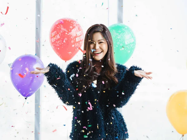 Asiático Jovem Feliz Bela Fêmea Azul Peludo Casaco Sorrindo Olhar — Fotografia de Stock