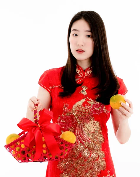 Eine Schöne Chinesin Mit Langen Schwarzen Haaren Roter Tracht Lächelt — Stockfoto