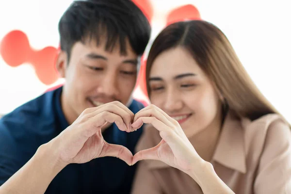 聖バレンタインデーのお祝いの間に一緒に幸せな若いアジアのカップルの笑顔とジェスチャーの心のソフトフォーカス 十代の恋人の概念の愛と関係 — ストック写真