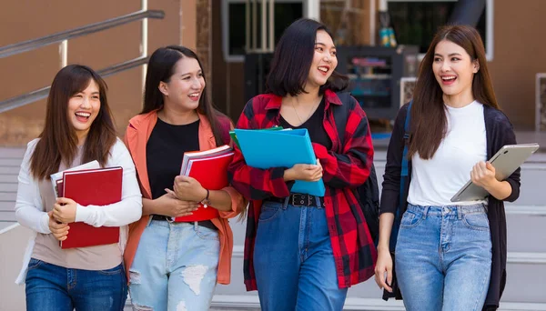 Sällskap Glada Asiatiska Kvinnliga Studenter Med Anteckningsböcker Promenader Universitetsområdet Och — Stockfoto