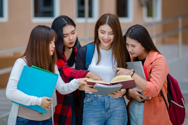 Üniversite Kampüsünde Notları Olan Neşeli Asyalı Kız Öğrencilerin Arkadaşlığı Eğlenceli — Stok fotoğraf