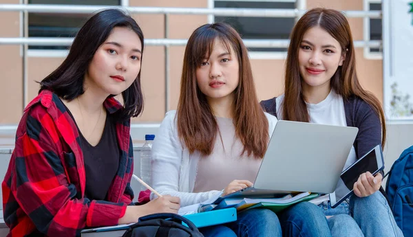 Grupo Estudantes Asiáticos Inteligentes Sexo Feminino Com Laptop Cadernos Sentados — Fotografia de Stock