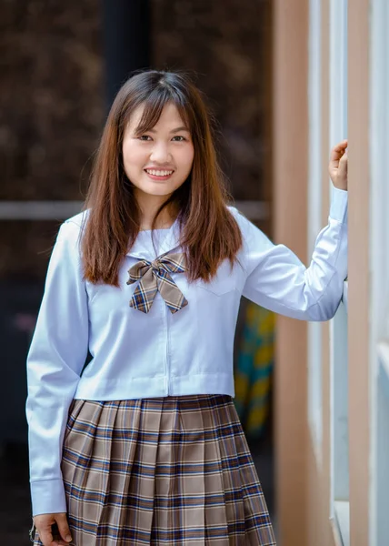 Retrato Estudante Asiática Elegante Uniforme Perto Edifício Universidade Olhando Para — Fotografia de Stock