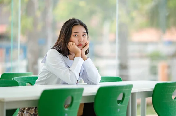 Портрет Спокойной Азиатской Студентки Форме Сидящей Столом Опирающейся Руку Дворе — стоковое фото