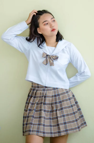 Porträtt Lugna Asiatiska Kvinnliga Student Uniform Står Nära Beige Vägg — Stockfoto