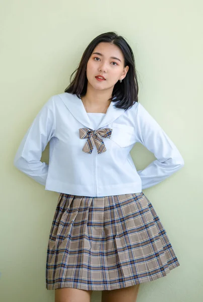 Porträtt Lugna Asiatiska Kvinnliga Student Uniform Står Nära Beige Vägg — Stockfoto