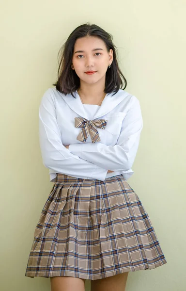 Retrato Tranquilo Ásia Mulher Estudante Uniforme Perto Bege Parede Universidade — Fotografia de Stock