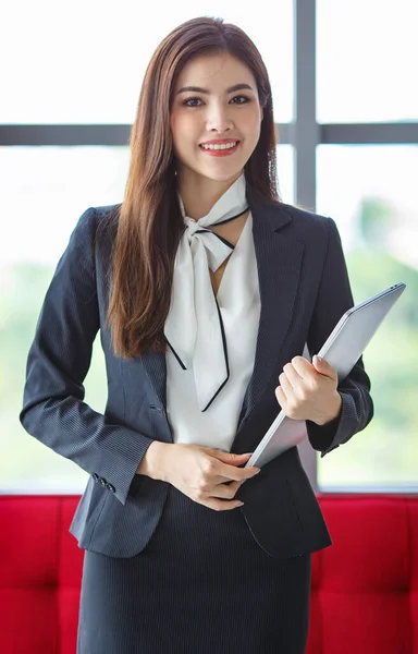 Retrato Conteúdo Empresária Asiática Secretária Terno Elegante Com Sorriso Amigável — Fotografia de Stock