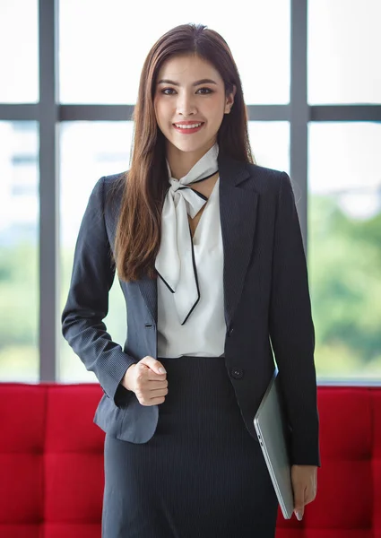 Retrato Contenido Mujer Empresaria Asiática Secretaria Traje Elegante Pie Con —  Fotos de Stock