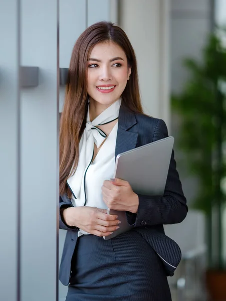 Retrato Mujer Empresaria Asiática Positiva Secretaria Ropa Formal Pie Con —  Fotos de Stock