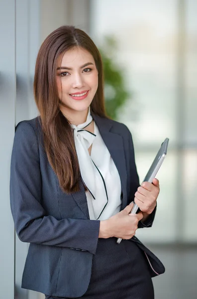 Retrato Mujer Empresaria Secretaria Asiática Positiva Ropa Formal Pie Con —  Fotos de Stock