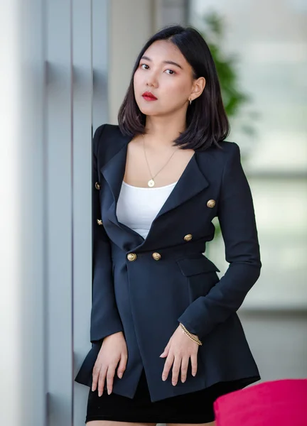Beslutsam Asiatisk Kvinnlig Entreprenör Elegant Outfit Står Bredvid Fönster Kontorshall — Stockfoto