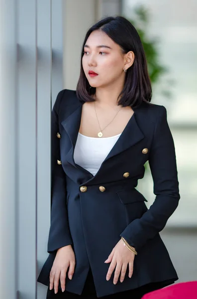 Beslutsam Asiatisk Kvinnlig Entreprenör Elegant Outfit Står Bredvid Fönster Kontorshall — Stockfoto