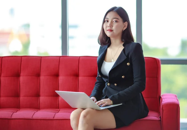 Portrét Usměvavé Asijské Sekretářky Elegantním Oblečení Sedí Pohovce Business Centru — Stock fotografie