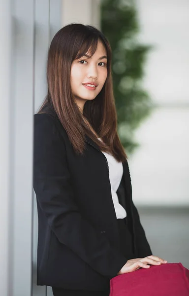 Портрет Симпатичной Молодой Азиатской Предпринимательницы Секретарши Элегантном Наряде Стоящей Дружелюбной — стоковое фото