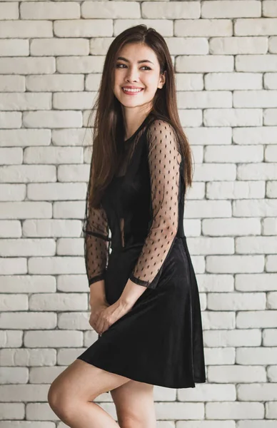Портрет Молодої Милої Азіатської Жінки Чорній Сукні Стоїть Фоні Білої — стокове фото