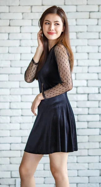 Πλευρική Άποψη Του Όμορφη Ασιατική Γυναίκα Μαύρο Φόρεμα Στέκεται Στο — Φωτογραφία Αρχείου