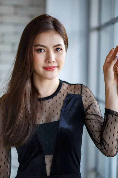 드레스를 친절하고 긍정적 자신감 자세를 취하고 귀여운 머리의 아시아 여성의 — 스톡 사진
