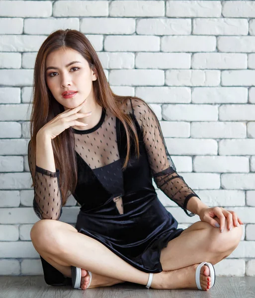 Porträt Eines Bezaubernden Asiatischen Modells Schwarzem Kleid Das Auf Dem — Stockfoto
