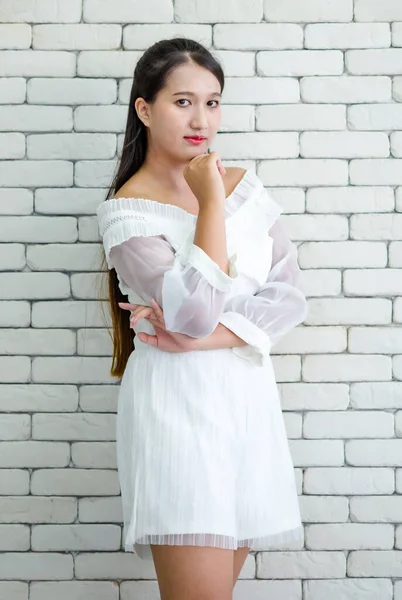 Portrét Mladé Dospívající Asijské Ženy Bílých Šatech Stojící Pozadí Bílé — Stock fotografie