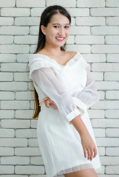 Retrato Jovem Adolescente Asiático Fêmea Vestido Branco Fundo Parede Tijolo — Fotografia de Stock