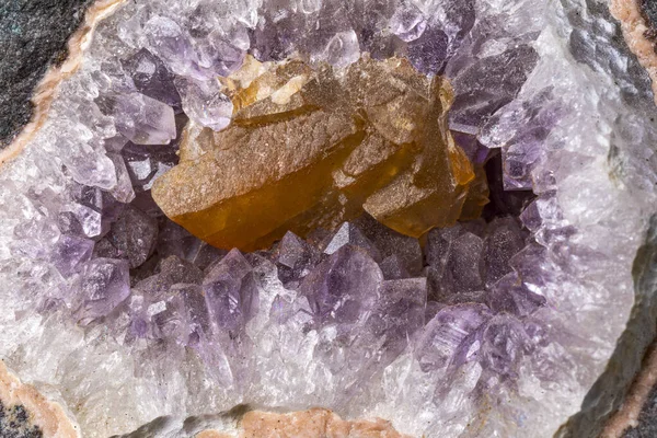 Szczegóły Geody Ametystów Osadzonym Kawałkiem Brązowawego Kryształu Kwarcowego — Zdjęcie stockowe