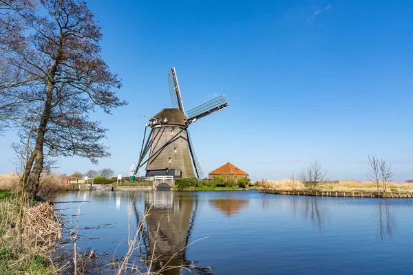 Photo Vieux Moulin Vent Majestueux Sous Ciel Bleu Clair Avec — Photo