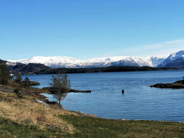 Widokiem Piękny Krajobraz Śnieżnymi Górami Błękitnym Morzem — Zdjęcie stockowe