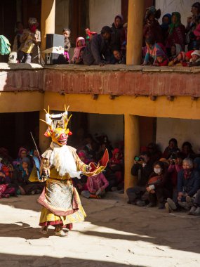 Korzok Manastırı Cham dans festivali sırasında dini gizem dans Tibet Budizmi, geyik maskeli kılıç ile tanımlanamayan keşiş gerçekleştirir