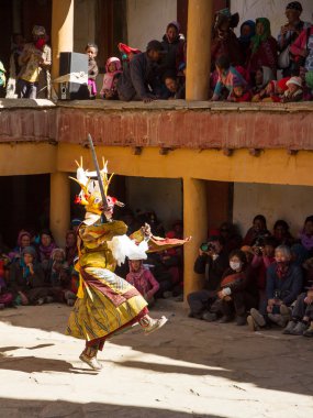 Evsiz dilenci kadın sadaka için Tibet Budizmi Hemis manastırda Cham dans Festivali, ziyaretçilerden soran uzanmış kollarıyla