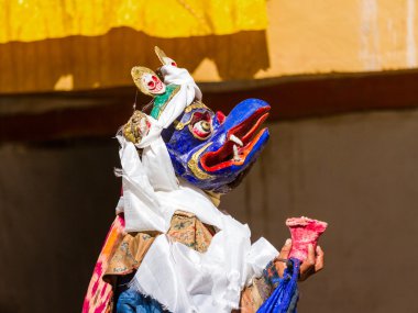 Korzok Manastırı Cham dans festivali sırasında dini gizem dans Tibet Budizmi, Garuda maskeli tanımlanamayan keşiş gerçekleştirir