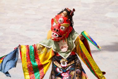 Hemis Manastırı Cham dans festivali sırasında Tibet Budizmi dini maskeli ve kostümlü gizem dansı tanımlanamayan keşiş gerçekleştirir