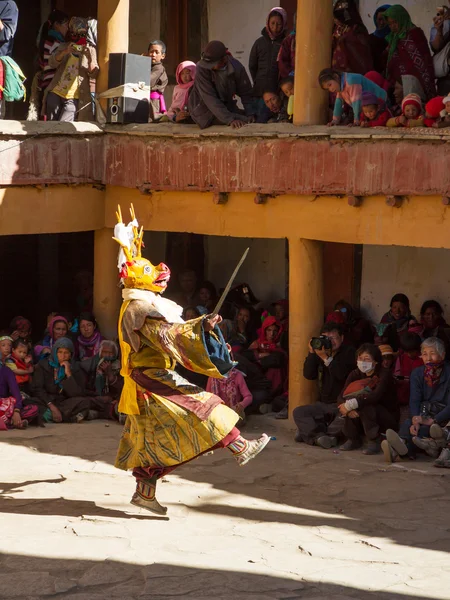 Unidentified monk in deer mask with sword performs religious mystery dance of Tibetan Buddhism during the Cham Dance Festival in Korzok monastery — Stock Photo, Image