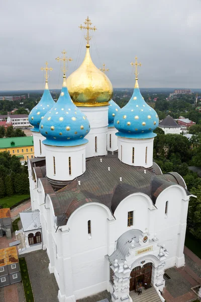 Trinity-Sergius Lavra kutsal bakire Meryem varsayım Katedrali. Çan kulesinden Üstten Görünüm