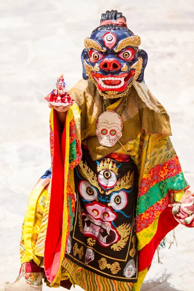 Неопознанный монах исполняет религиозный танец в масках и костюмах тибетского буддизма во время фестиваля танца Кам в монастыре Хемис — стоковое фото