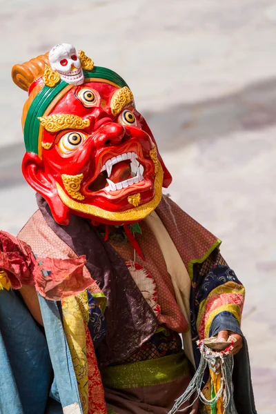 Неопознанный монах исполняет религиозный танец в масках и костюмах тибетского буддизма во время фестиваля танца Кам в монастыре Хемис — стоковое фото