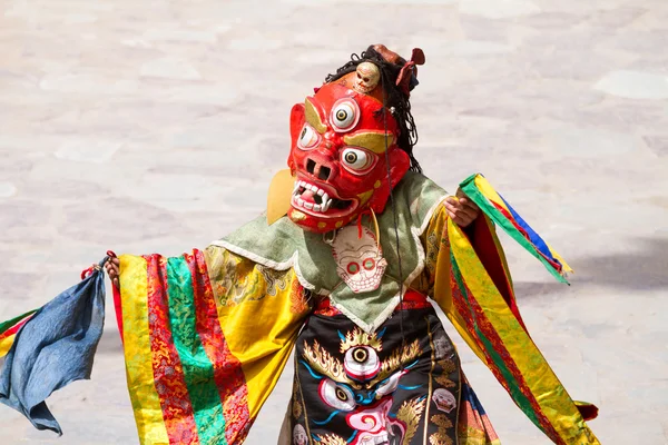 Unidentified monk performs a religious masked and costumed mystery dance of Tibetan Buddhism during the Cham Dance Festival in Hemis monastery — Stock Photo, Image