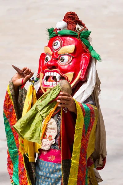 Hemis Manastırı Cham dans festivali sırasında Tibet Budizmi dini maskeli ve kostümlü gizem dansı phurpa (ritüel bıçak) ile kimliği belirlenemeyen keşiş gerçekleştirir — Stok fotoğraf